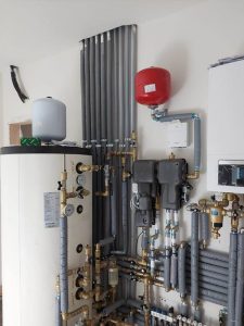 Impianto in pompa di calore abbinato al fotovoltaico per riscaldare o raffrescare e produrre acqua calda sanitaria